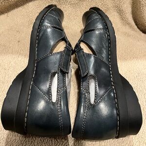 Clarks women’s  navy Leather Slip-On Mary Jane’s new